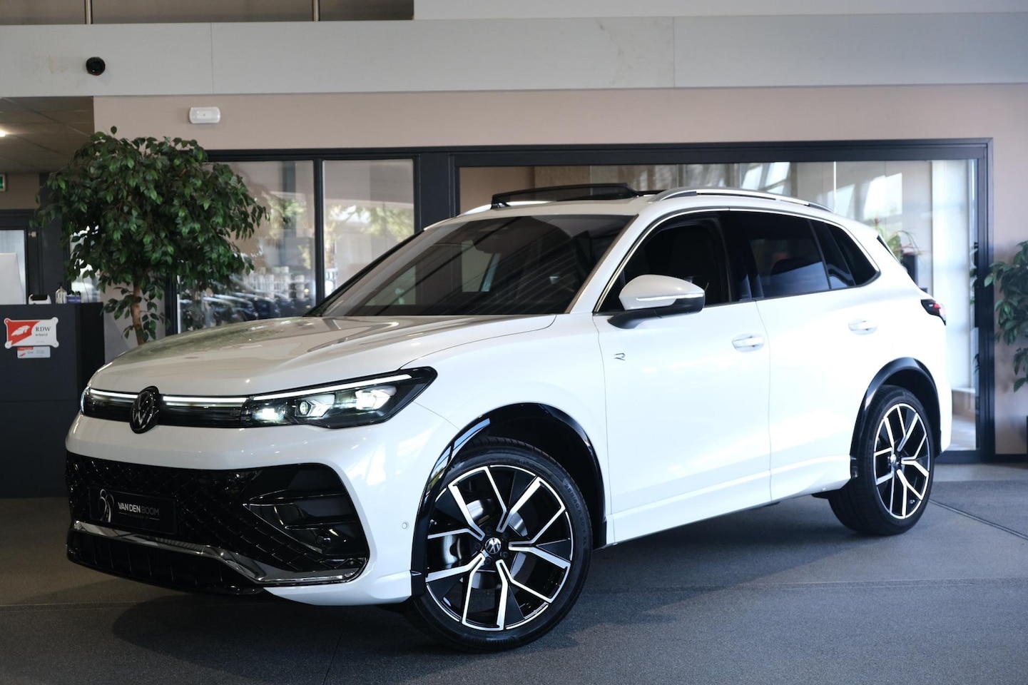 Volkswagen Tiguan - 1.5 eTSI 2x R-Line Pano 360Cam HuD H&K IQ Led - AutoWereld.nl