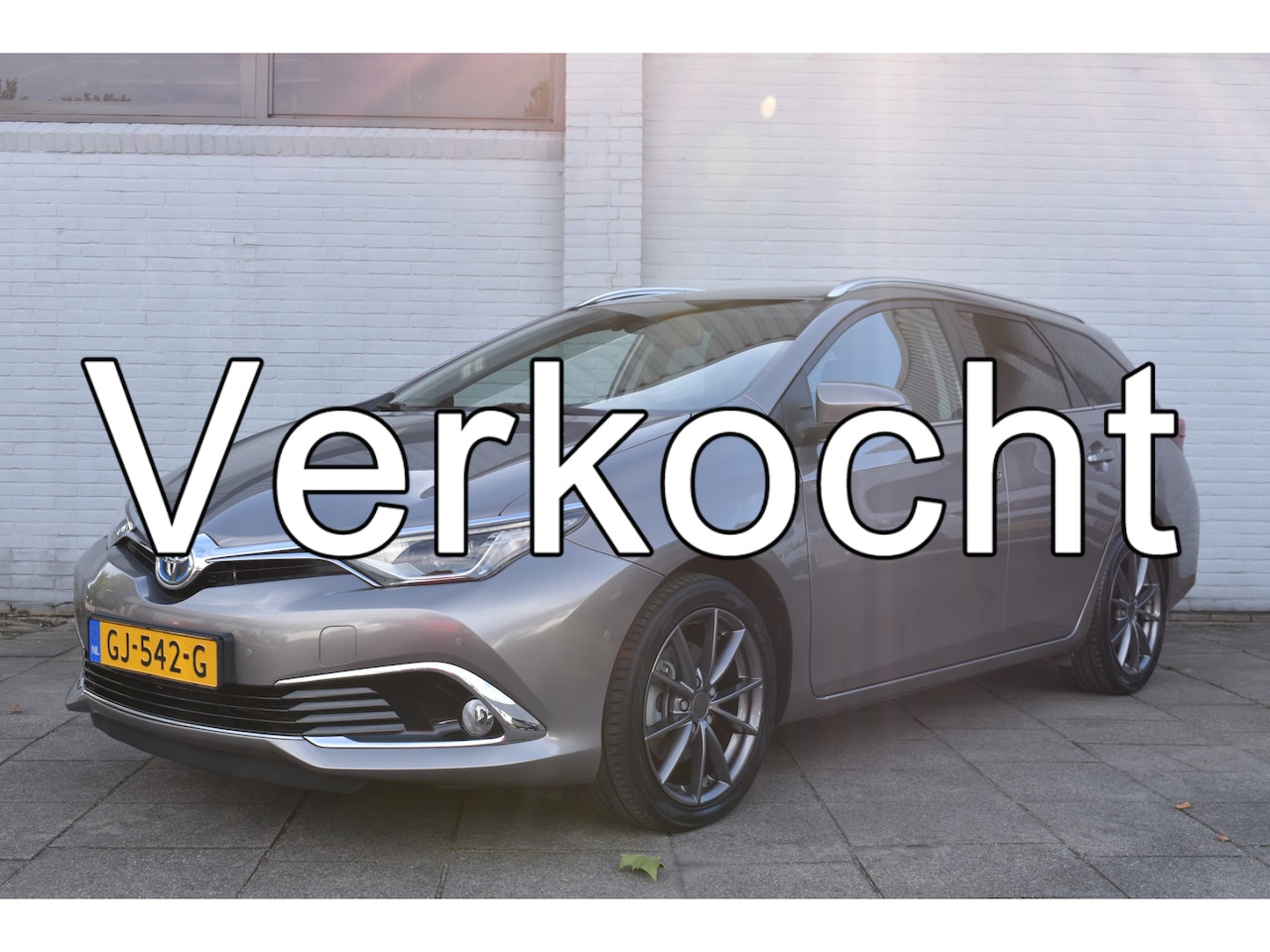 Toyota Auris Touring Sports - 1.8 Hybrid Lease Exclusive Automaat 100pk | Keyless entry | Camera achter | Trekhaak | Dea - AutoWereld.nl
