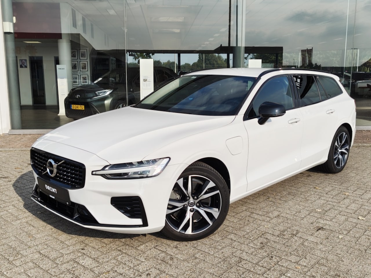 Volvo V60 - 2.0 T6 Recharge AWD R-Design Expression | Trekhaak | DAB | Andro - AutoWereld.nl