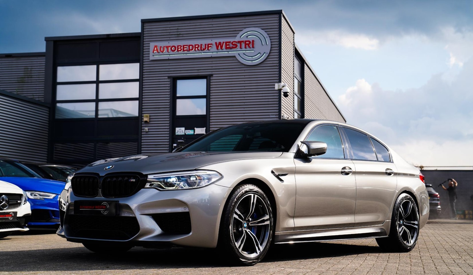 BMW M5 - 5-serie | Carbon | Harman/Kardon | Dealer onderhouden | Sfeerverlichting | Donington Grau - AutoWereld.nl