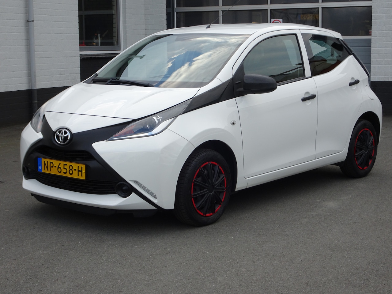 Toyota Aygo - 1.0 VVT-i x-fun Airco, elektrische ramen, centrale vergrendeling, snelheids regeling, enz - AutoWereld.nl