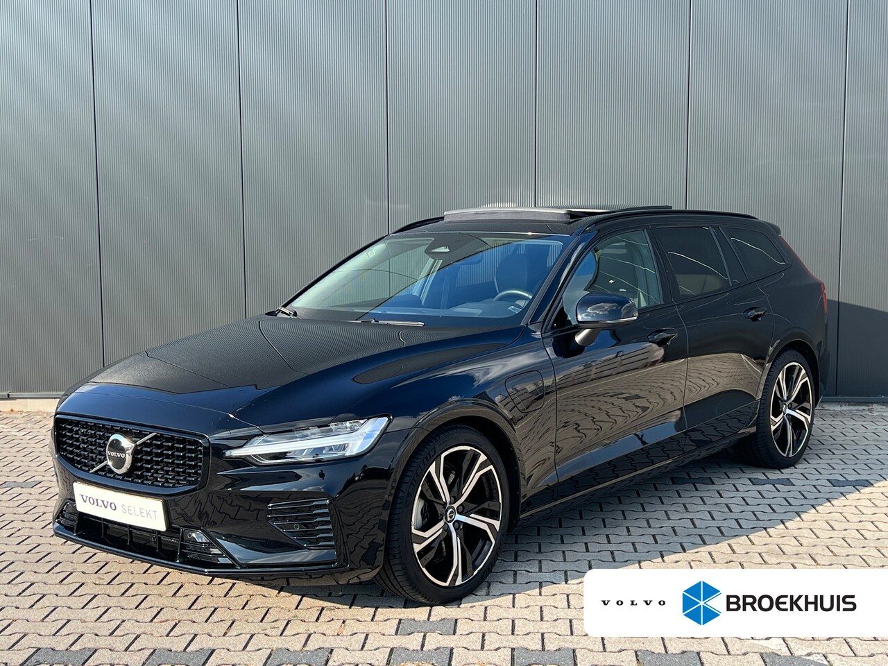 Volvo V60 - T8 Plug-in hybrid AWD Plus Dark | Panoramadak | Adaptieve Cruise Control | Camera | Parkee - AutoWereld.nl