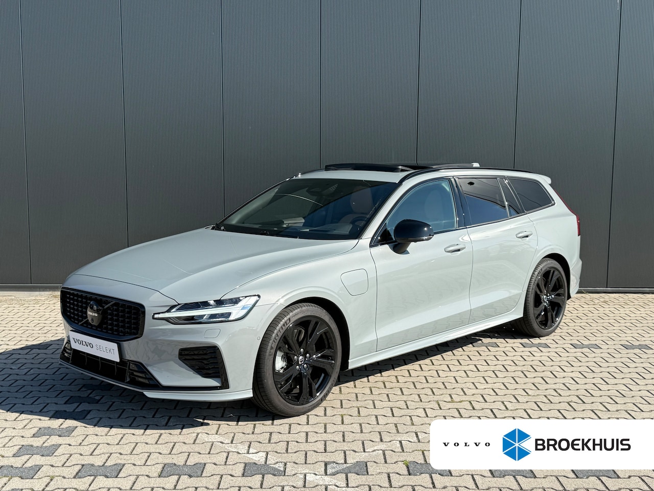 Volvo V60 - 2.0 T6 Plug-in hybrid AWD Ultra Dark | Massage | Panoramadak | Heico | Styling Kit | 360 C - AutoWereld.nl