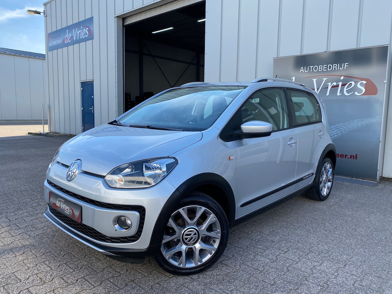 Volkswagen Up! - 1.0 cross up! BlueMotion / Airco / Navi / Stoelverw. - AutoWereld.nl