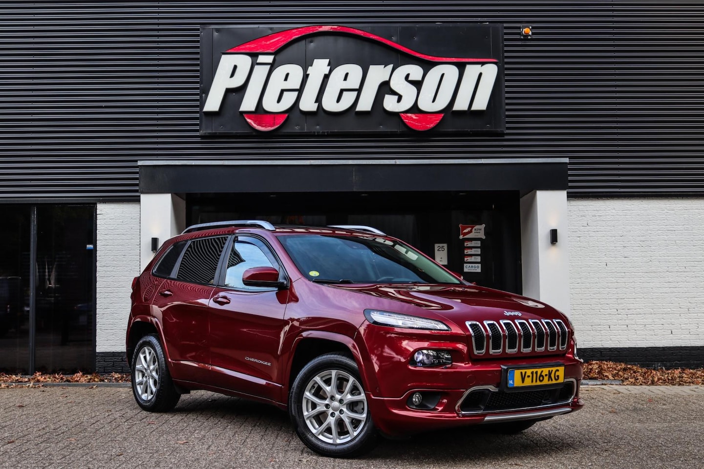 Jeep Cherokee - VAN GRIJS KENTEKEN NAP MARGE PANO ALLE OPTIES - AutoWereld.nl