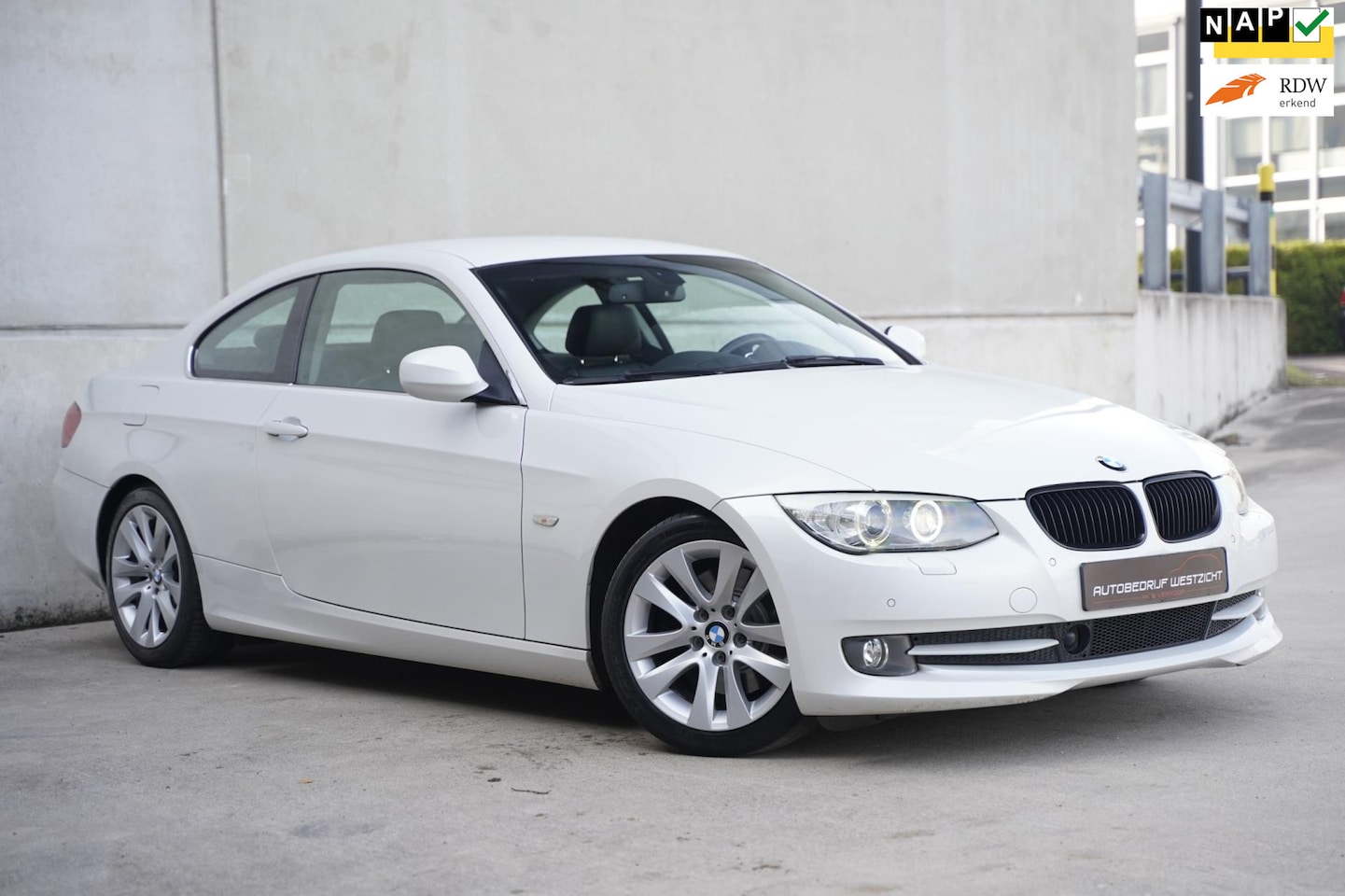 BMW 3-serie Coupé - 325i Exclusive 3.0 LCI 218pk Parelmoer Wit - AutoWereld.nl