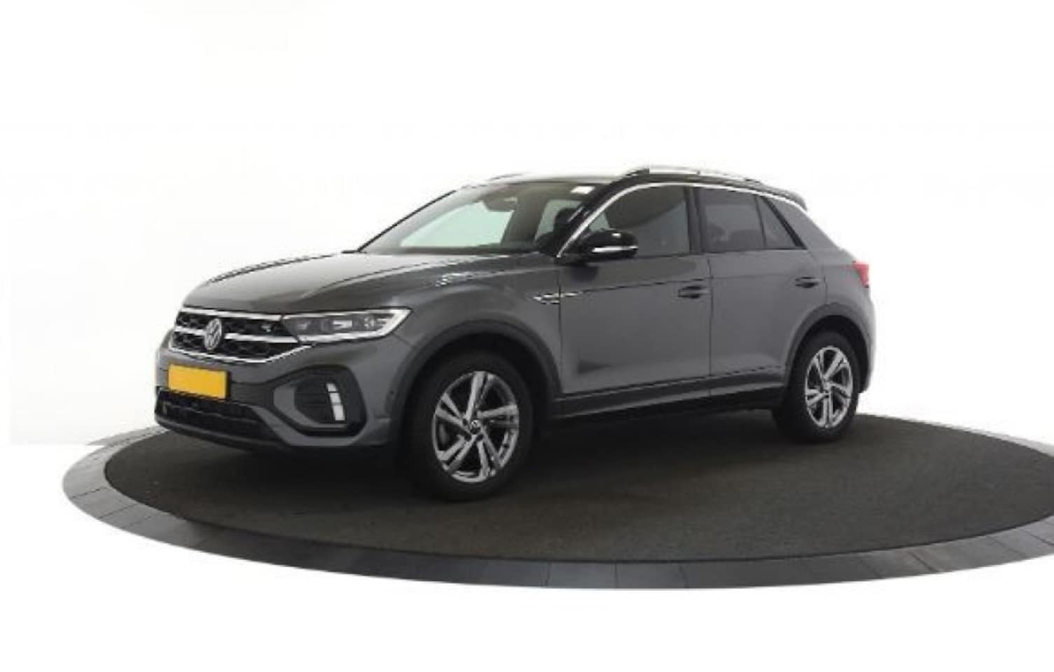 Volkswagen T-Roc - 1.5 TSI R-Line - Trekhaak - AllSeason banden - Stoelverwarming - AutoWereld.nl