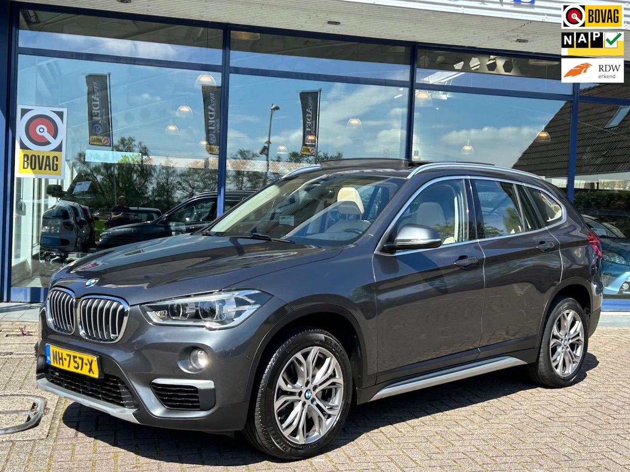 BMW X1 - SDrive20i High Executive Aut. Head-Up Elek. Schuifdak Leer Navi Park.Sens Stoelverw. NAP N - AutoWereld.nl