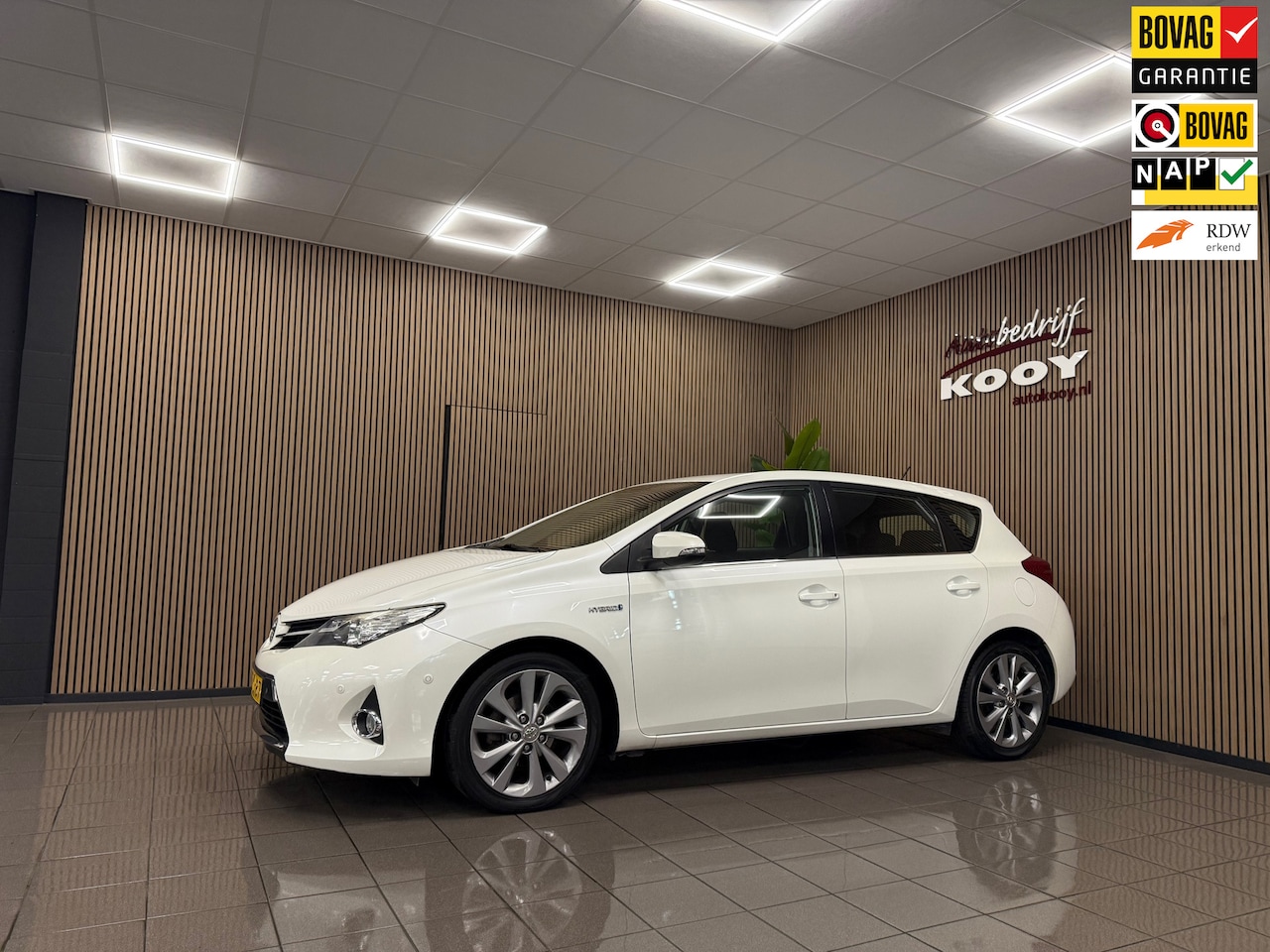 Toyota Auris - 1.8 Hybrid Executive * Dealer onderhouden / Navigatie / Stoelverwarming / Camera * - AutoWereld.nl