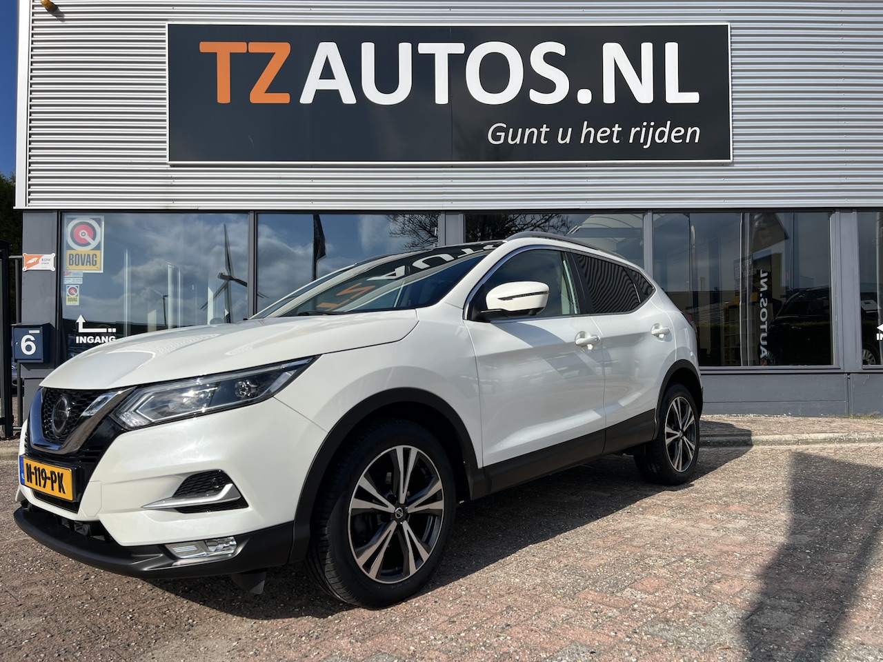 Nissan Qashqai - 1.2 N-Connecta Pano/Navi/Camera/Trekhaak - AutoWereld.nl