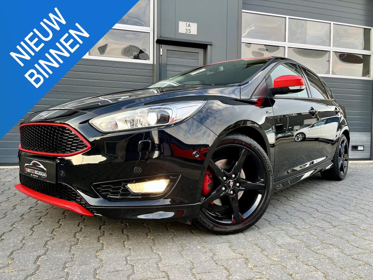 Ford Focus - 1.5 ST-Line *XENON*150PK*NAVI*RED ON BLACK - AutoWereld.nl