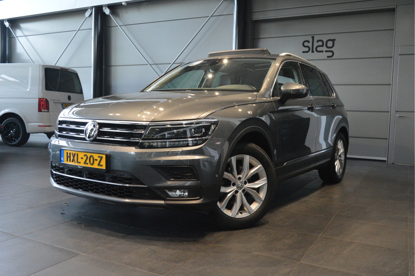 Volkswagen Tiguan - 1.4 TSI ACT Highline navi pano leer camera trekhaak 150 pk !! - AutoWereld.nl