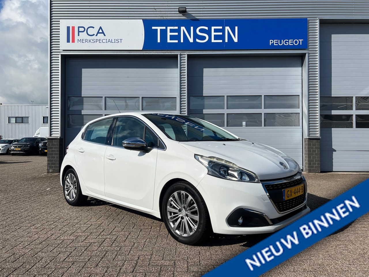 Peugeot 208 - 1.6 BlueHDi Allure | Navigatie | Climate control |Cruise control | Trekhaak | LMV | - AutoWereld.nl