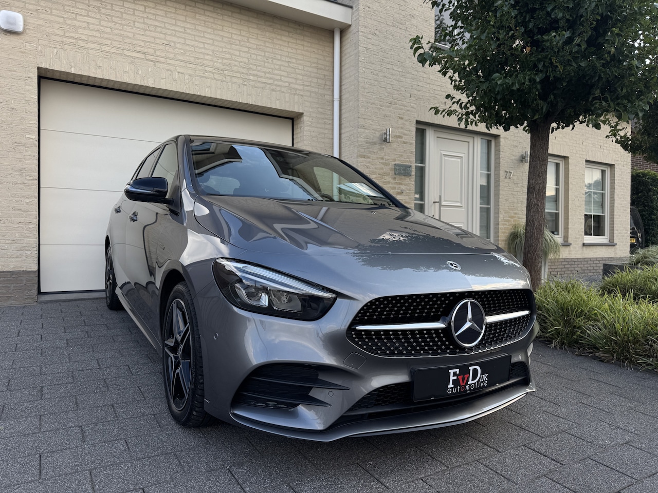 Mercedes-Benz B-klasse - 250e 218pk AMG Panoramadak Nightpakket Widescreen AmbientLight SportLeder Led Camera 18" T - AutoWereld.nl