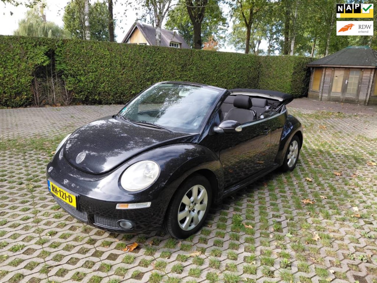 Volkswagen New Beetle Cabriolet - 2.0 Highline 16 inch lm, stoelverwarming - AutoWereld.nl