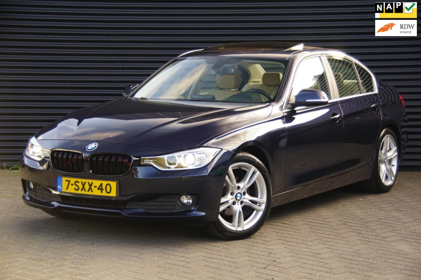 BMW 3-serie - 320i High Executive | Schuifdak | Stoelverwarming | Standkachel | PDC | Leder | - AutoWereld.nl