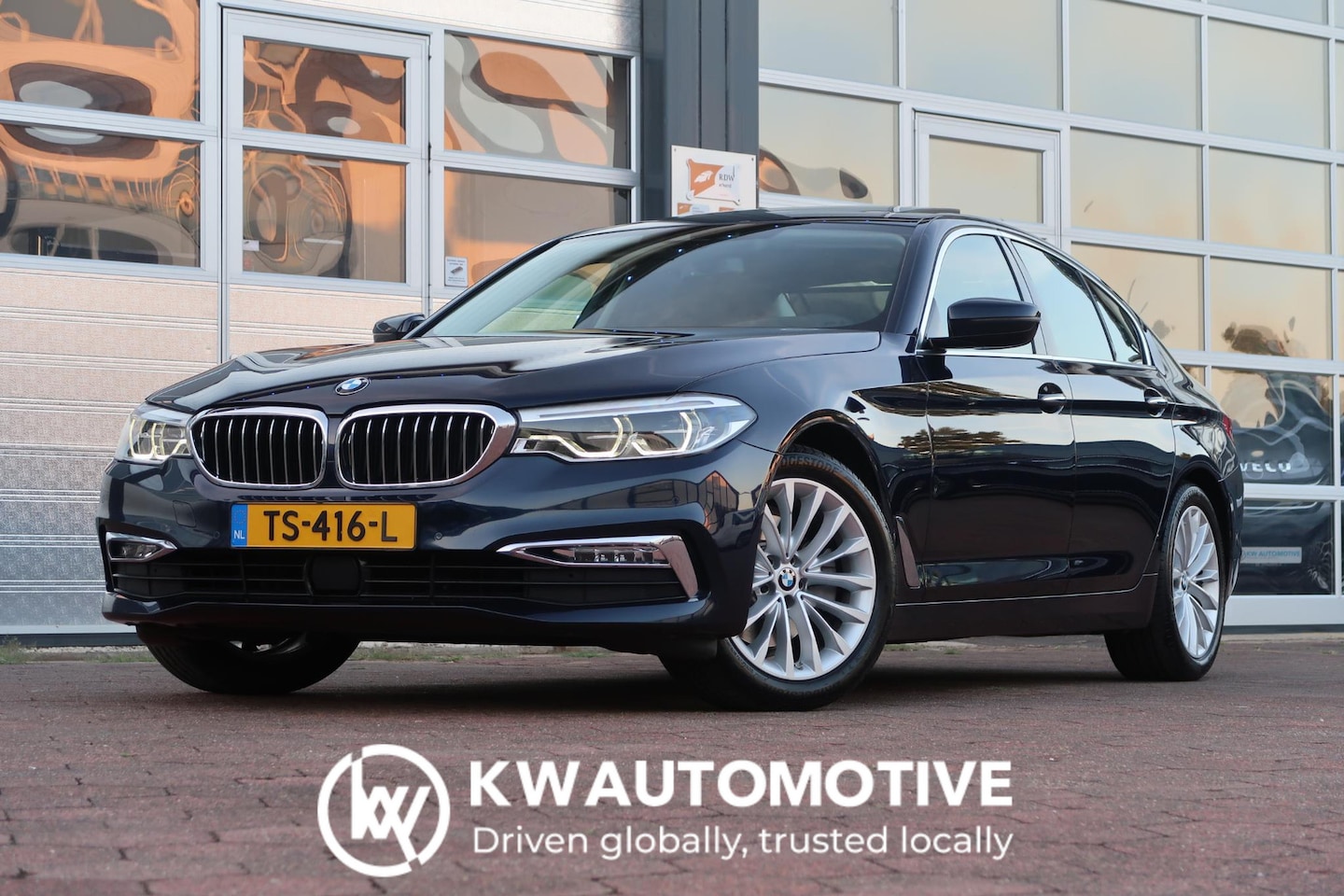 BMW 5-serie - 520i High Executive SCHUIFDAK/ NAPPA-LEDER/ ACC/ HEAD-UP/ H&K / ETC. - AutoWereld.nl