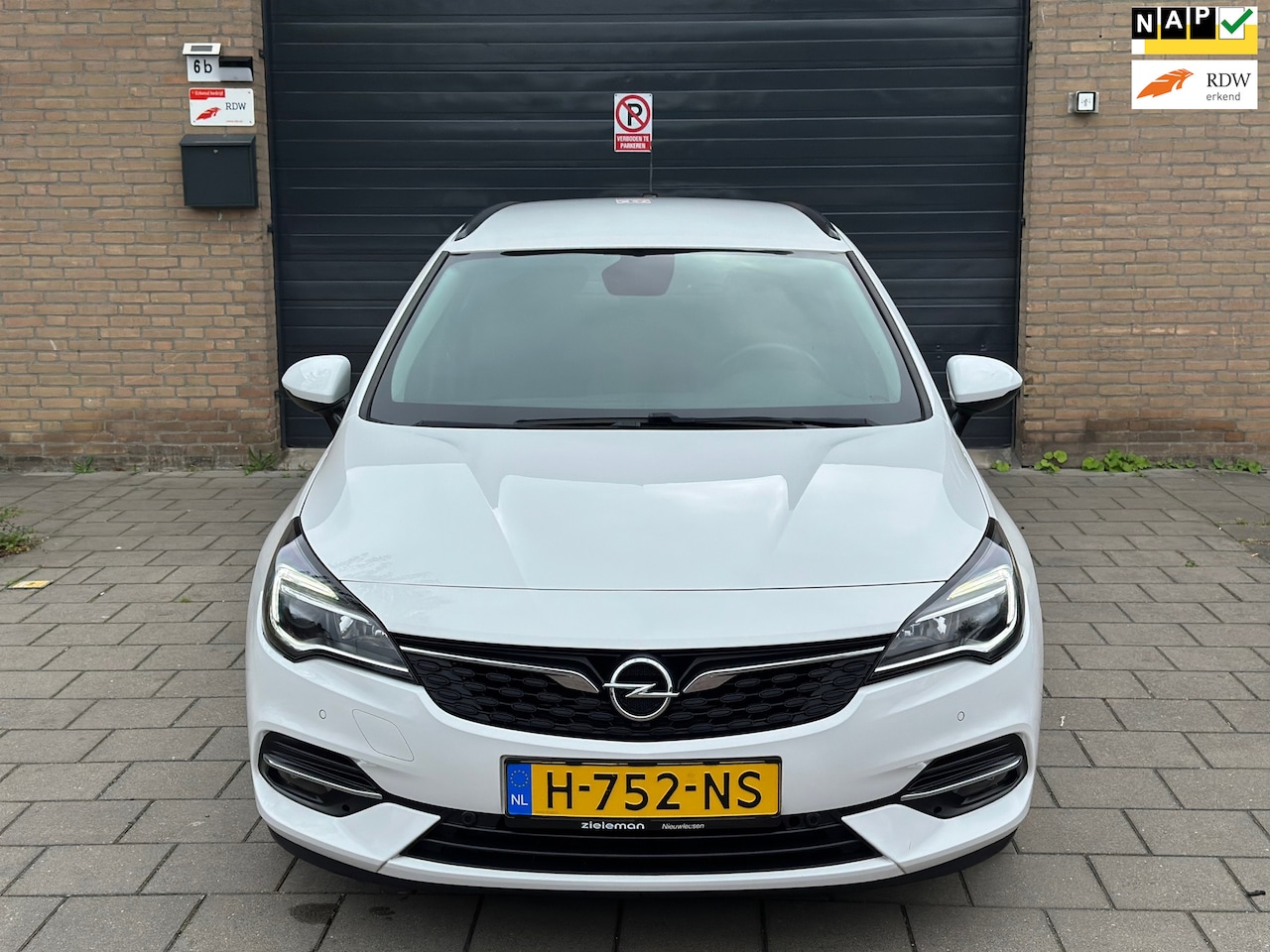 Opel Astra Sports Tourer - 1.2 Edition Cruise Clima PDC Camera Trekhaak CarPlay Navi - AutoWereld.nl