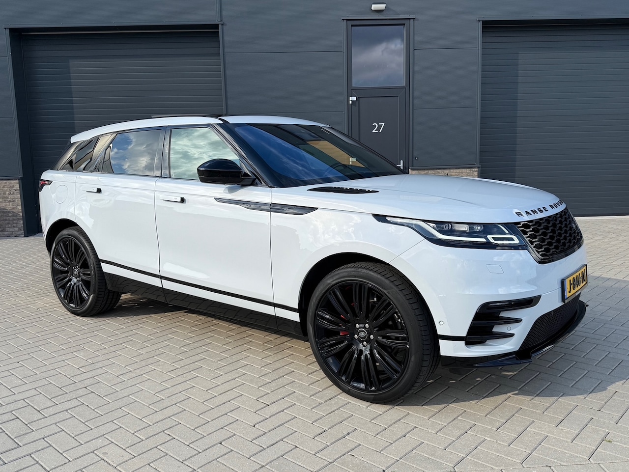 Land Rover Range Rover Velar - 2.0 P250 Turbo AWD R-Dynamic SE Panoramadak / 22 INCH LM velgen /DAB - AutoWereld.nl