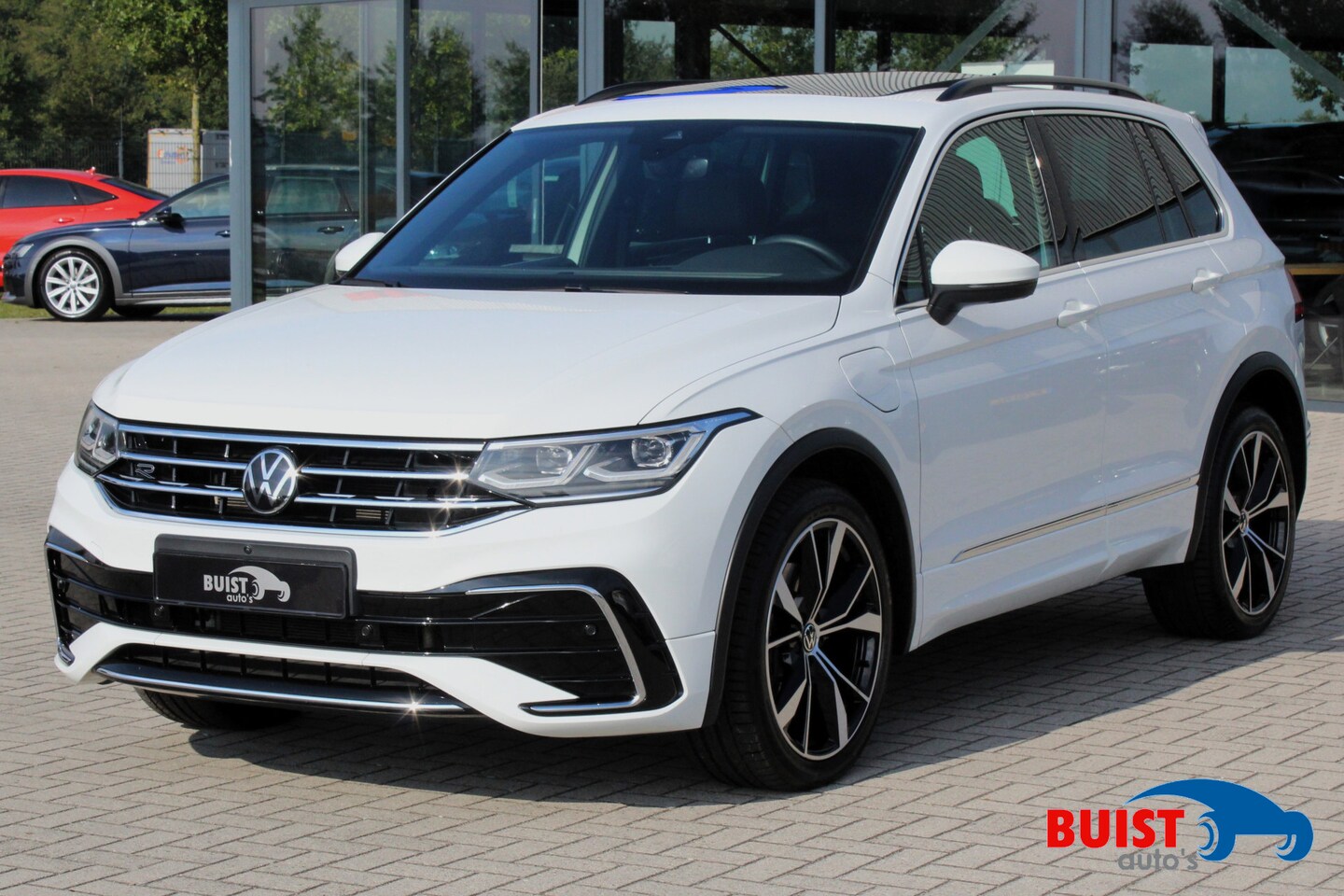 Volkswagen Tiguan - 1.4 TSI eHybrid R-Line 245pk PANO LEER IQ LIGHT TREKHAAK 20" - AutoWereld.nl