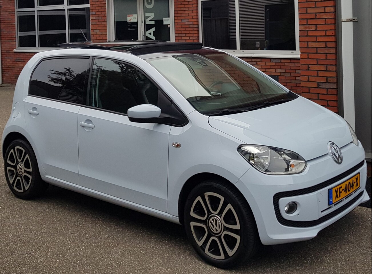 Volkswagen Up! - 1.0 HighUp PanoDak Airco Navi Cruise LmVlg - AutoWereld.nl
