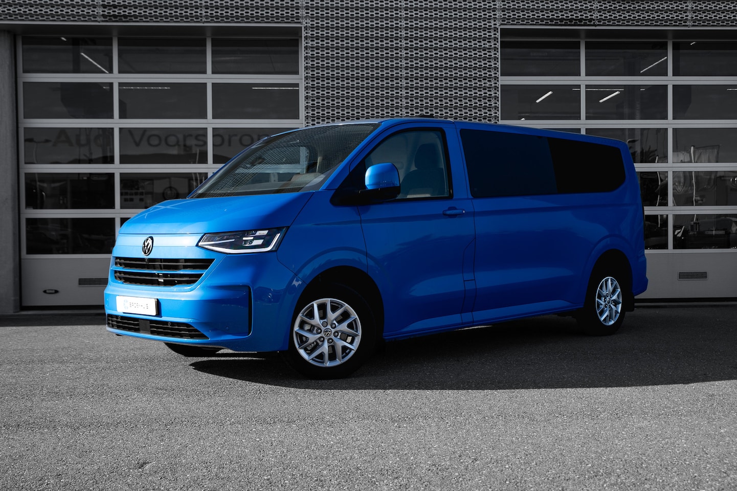 Volkswagen Transporter - Bulli | Achterklep | 150pk Aut. | IQ.LIGHT | Automaat | ACC | Lichtmetalen velgen 17" | Dy - AutoWereld.nl