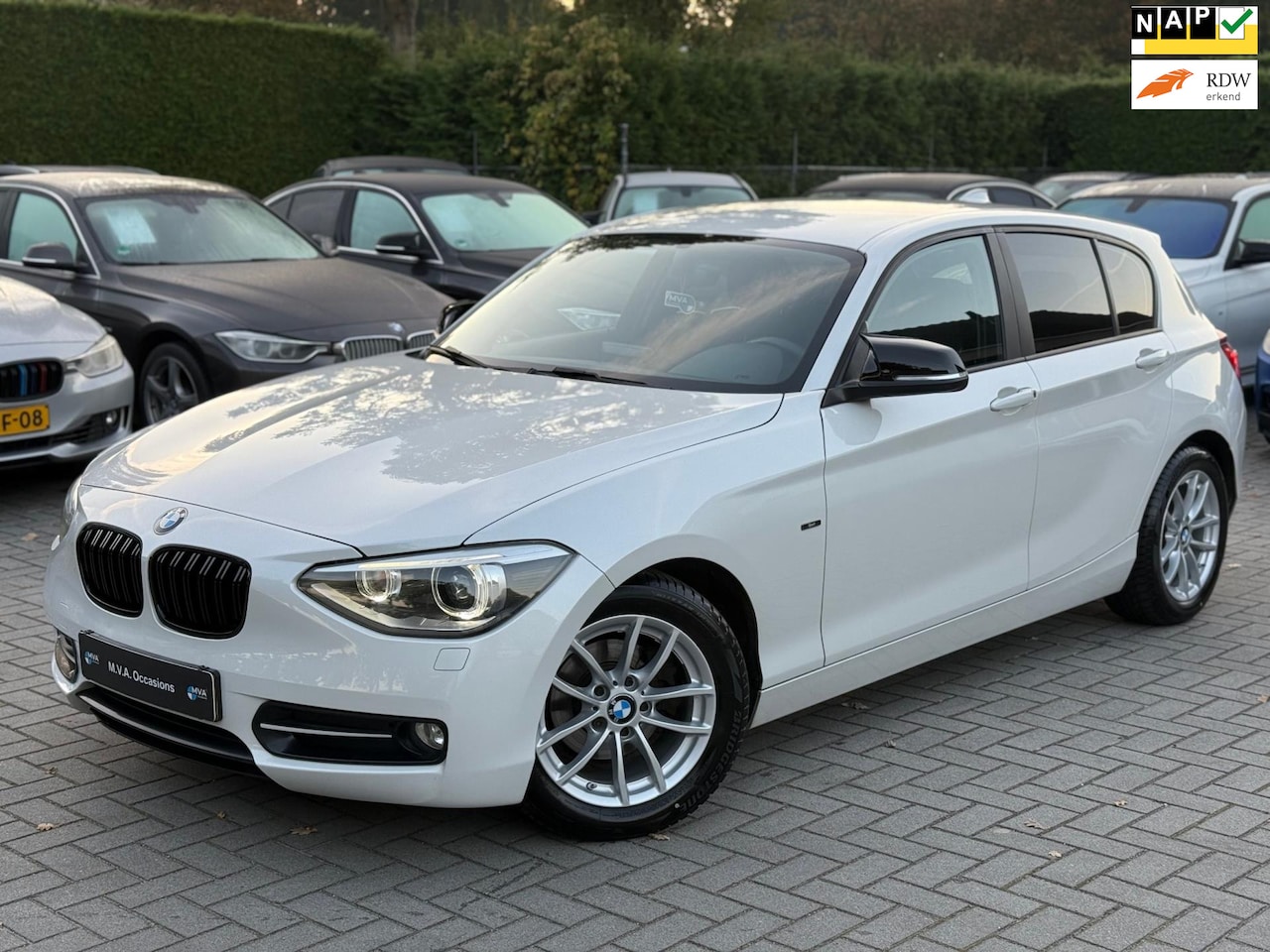 BMW 1-serie - 114i EDE Business Sport|Nieuwe Ketting + Klepseals|Parelmoer Wit|Navigatie|Xenon|Cruise co - AutoWereld.nl