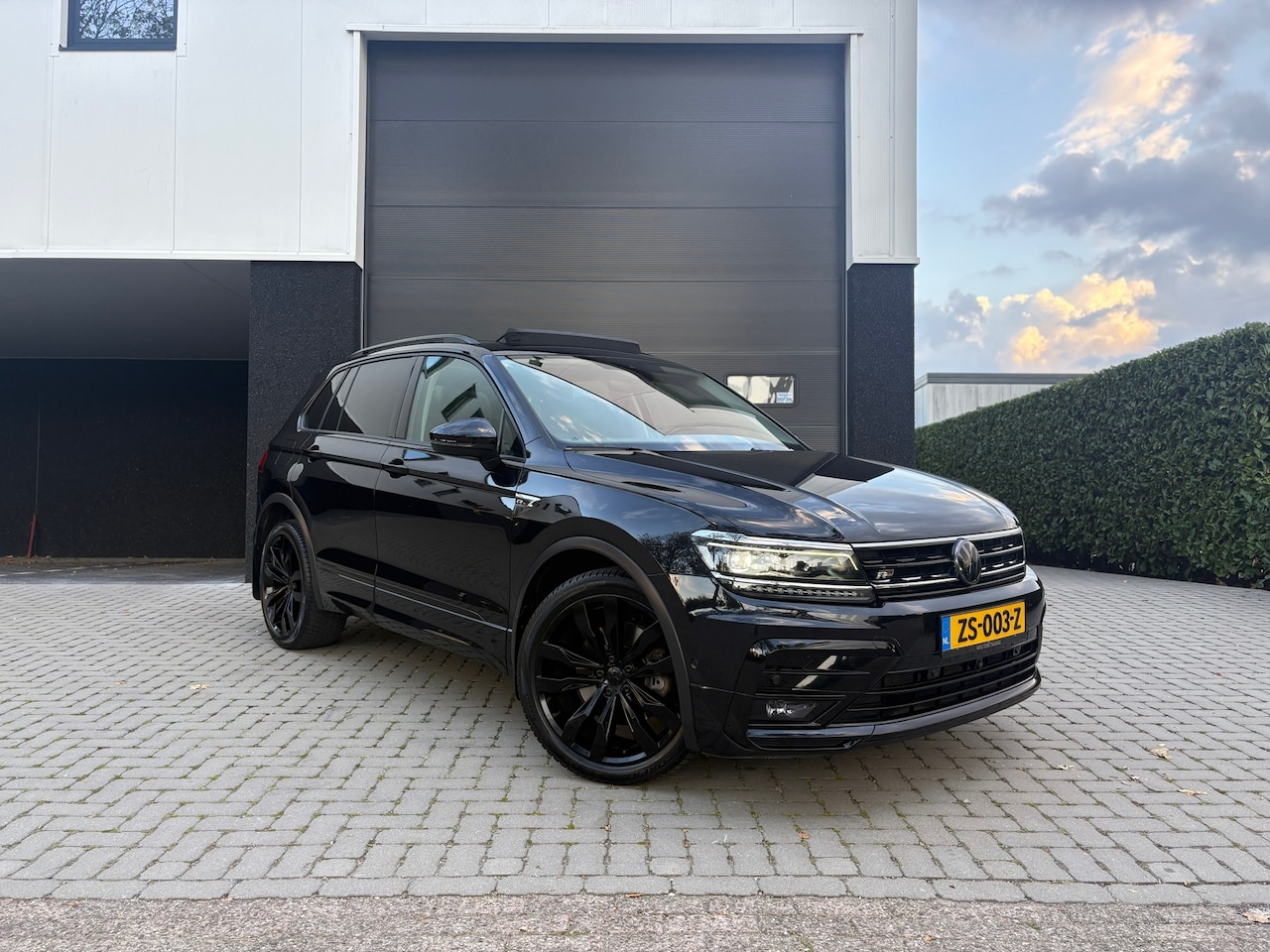 Volkswagen Tiguan - 2.0 TSI 4Motion Highline - Pano - ACC - Bomvol - AutoWereld.nl