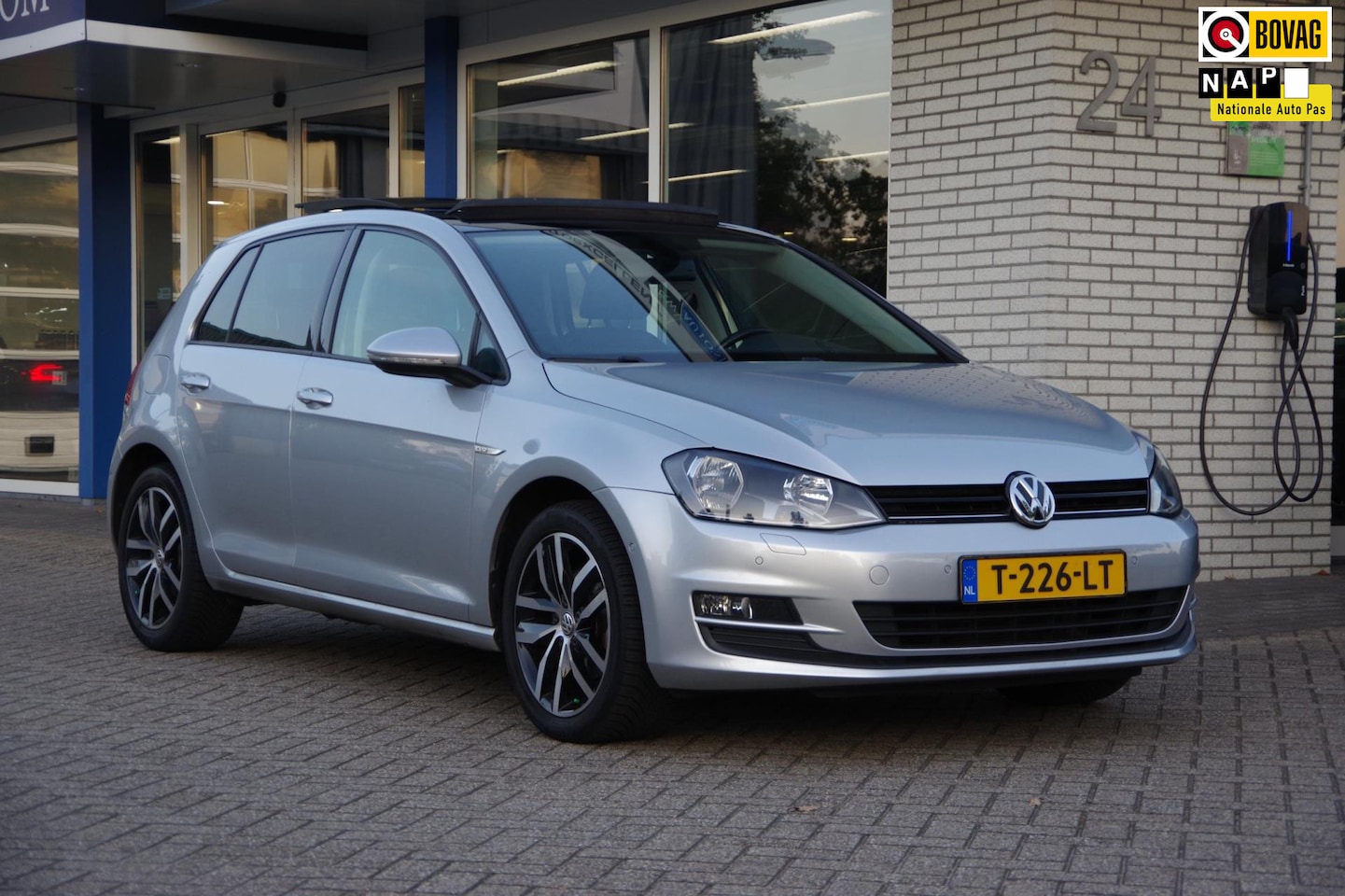 Volkswagen Golf - 1.4 TSI Highline Panoramadak Stoelverwarming Cruise Controle - AutoWereld.nl