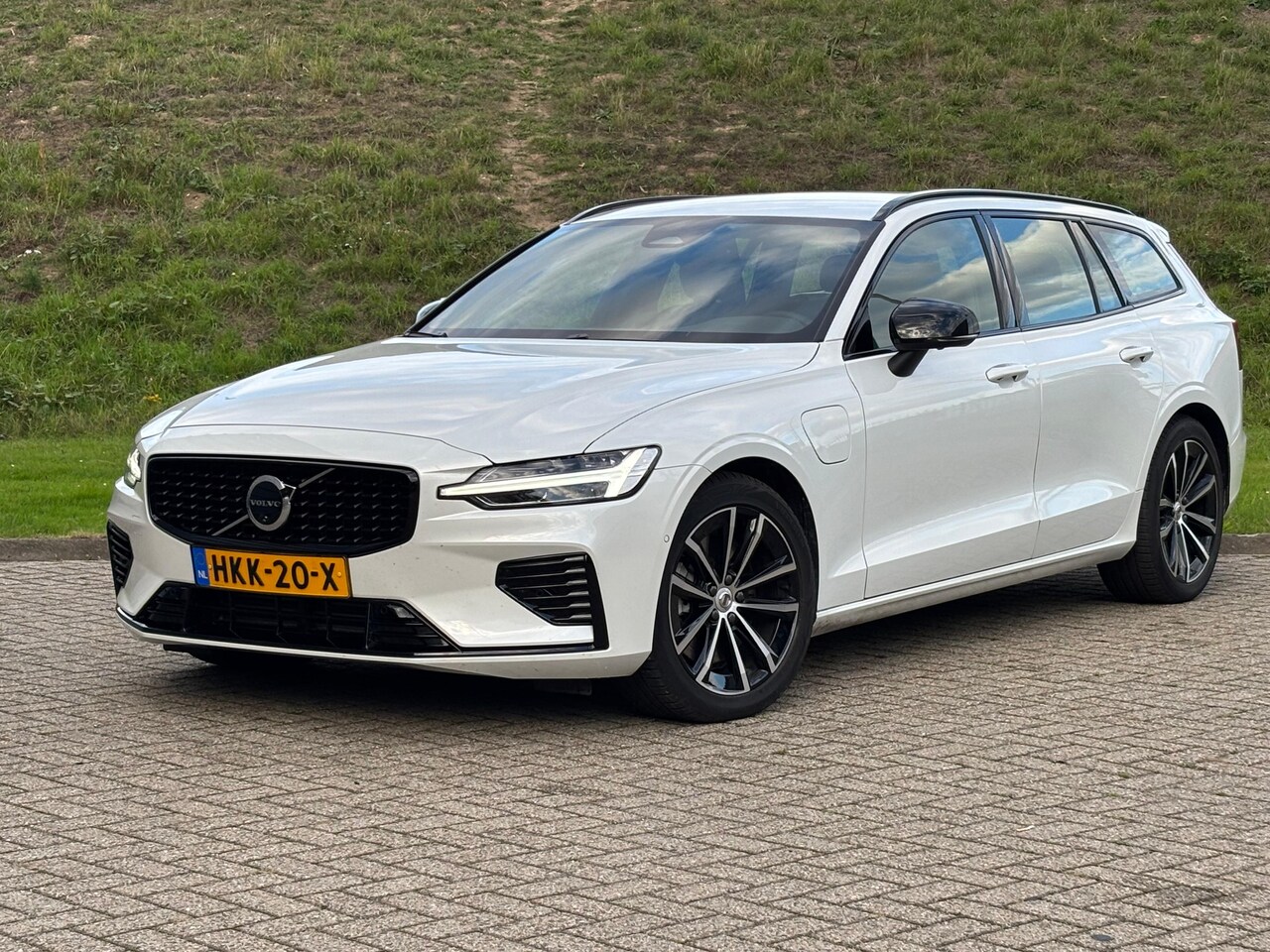 Volvo V60 - T6 350PK AWD Plus Dark | Trekhaak | 360° | Contourstoelen | HK | All Season - AutoWereld.nl