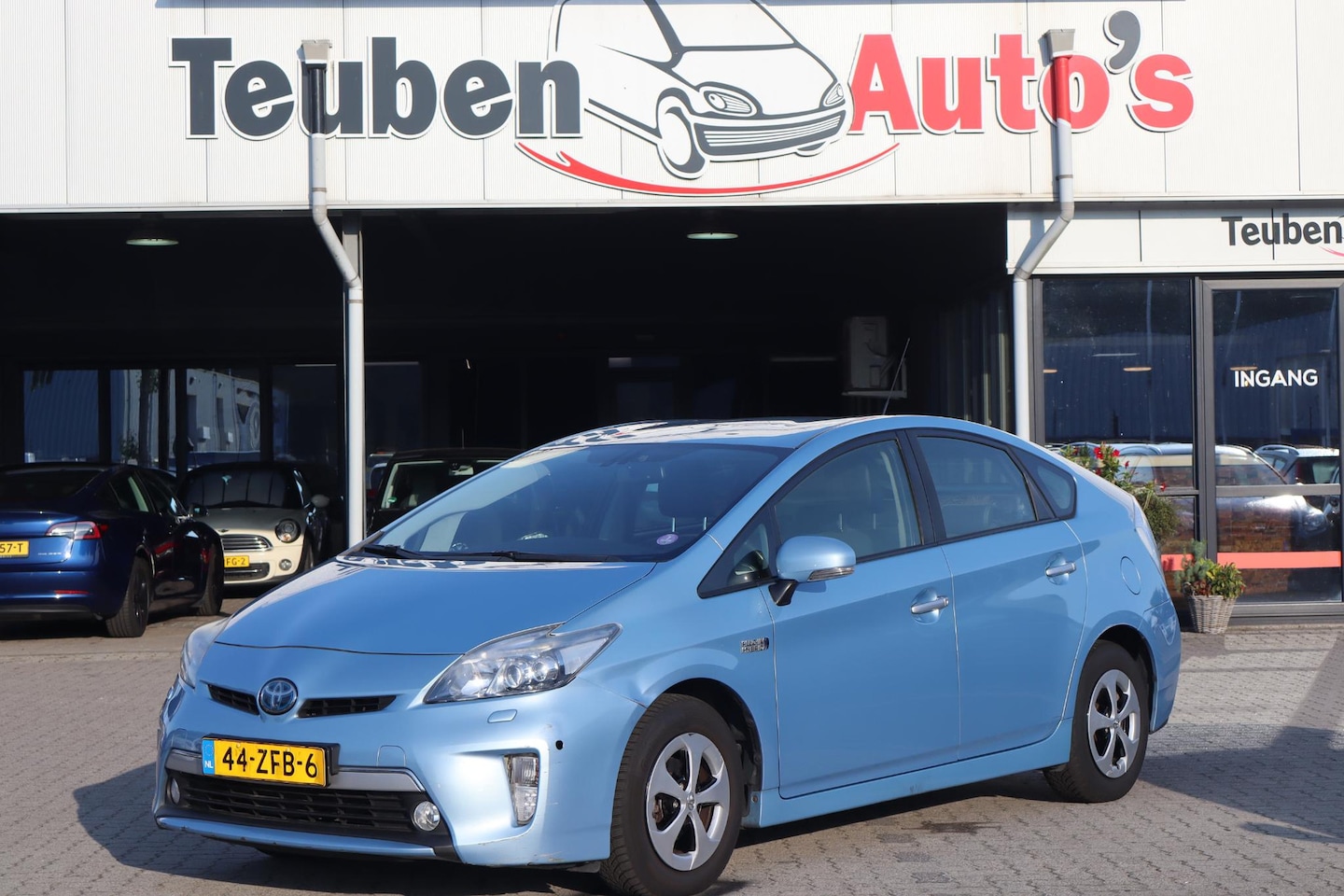 Toyota Prius - 1.8 Plug-in Executive Business Auto moet nog gereinigd worden. - AutoWereld.nl