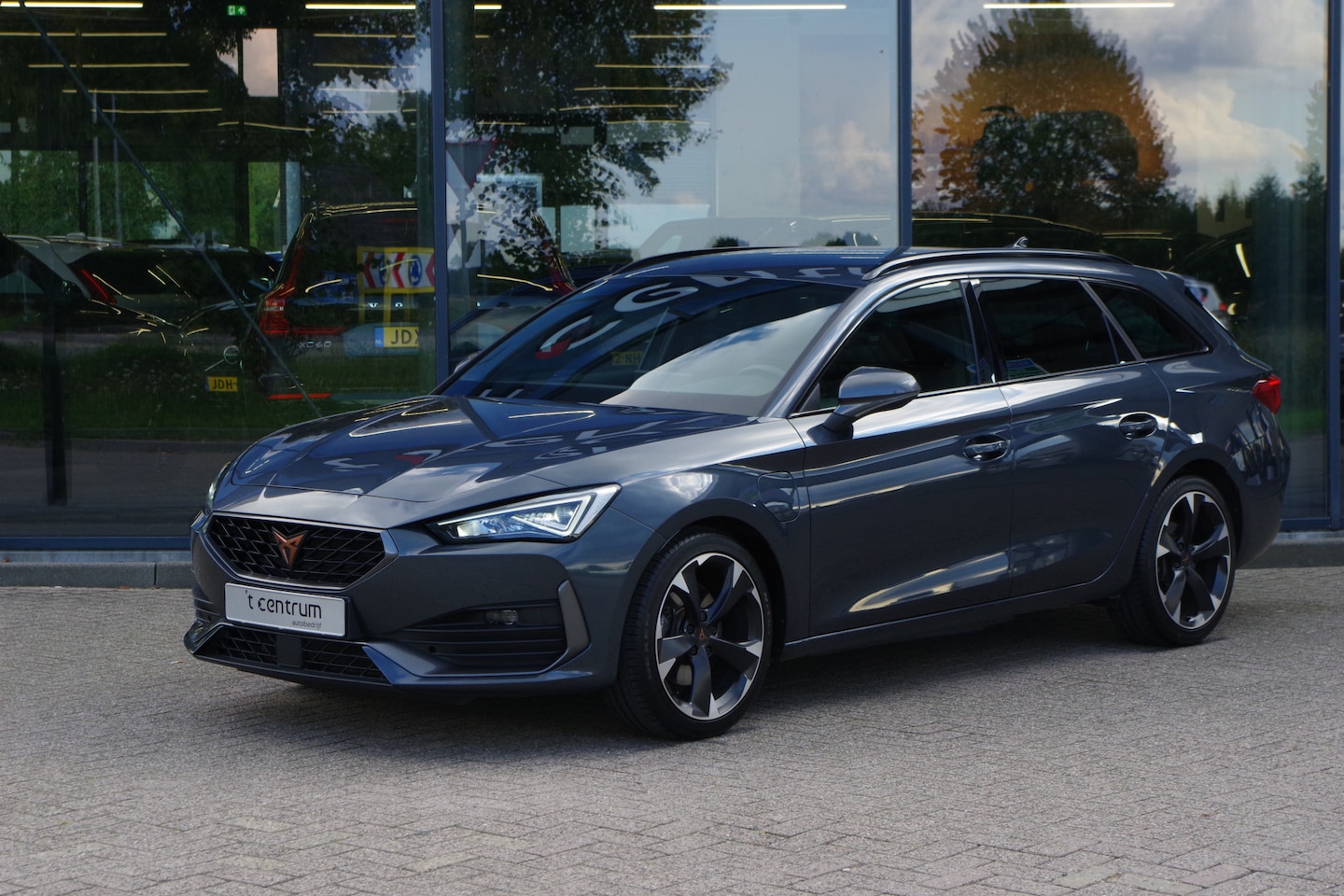CUPRA Leon Sportstourer - 1.4 e-Hybrid Essential 204 PK PHEV, Kuipstoelen, Winterpakket, LED, Groot-Navigatie - AutoWereld.nl