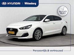 Hyundai i30 Fastback - 1.4 T-GDI PREMIUM | OUTLET DEAL | NAVI | CLIMA | CRUISE | CAMERA | 16'' LM VELGEN | PRIVAC