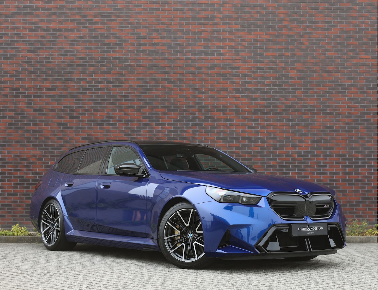 BMW M5 - Touring | Marina Bay Blue - Keramisch - Pano - Trekhaak - AutoWereld.nl