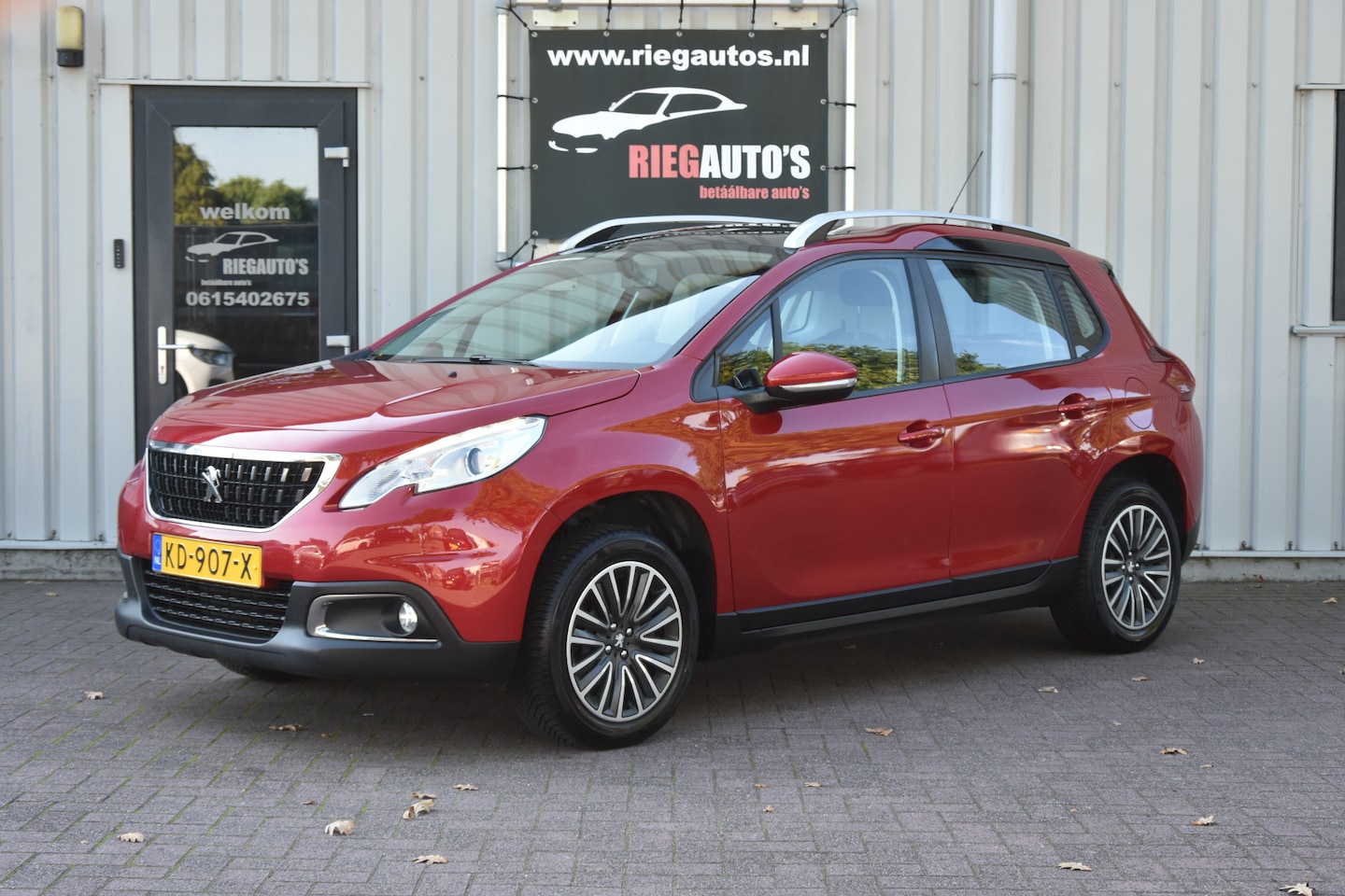 Peugeot 2008 - 1.2 82PK Blue Lion Automaat. Panorama dak, Navigatie, Cruise, Airco!! - AutoWereld.nl