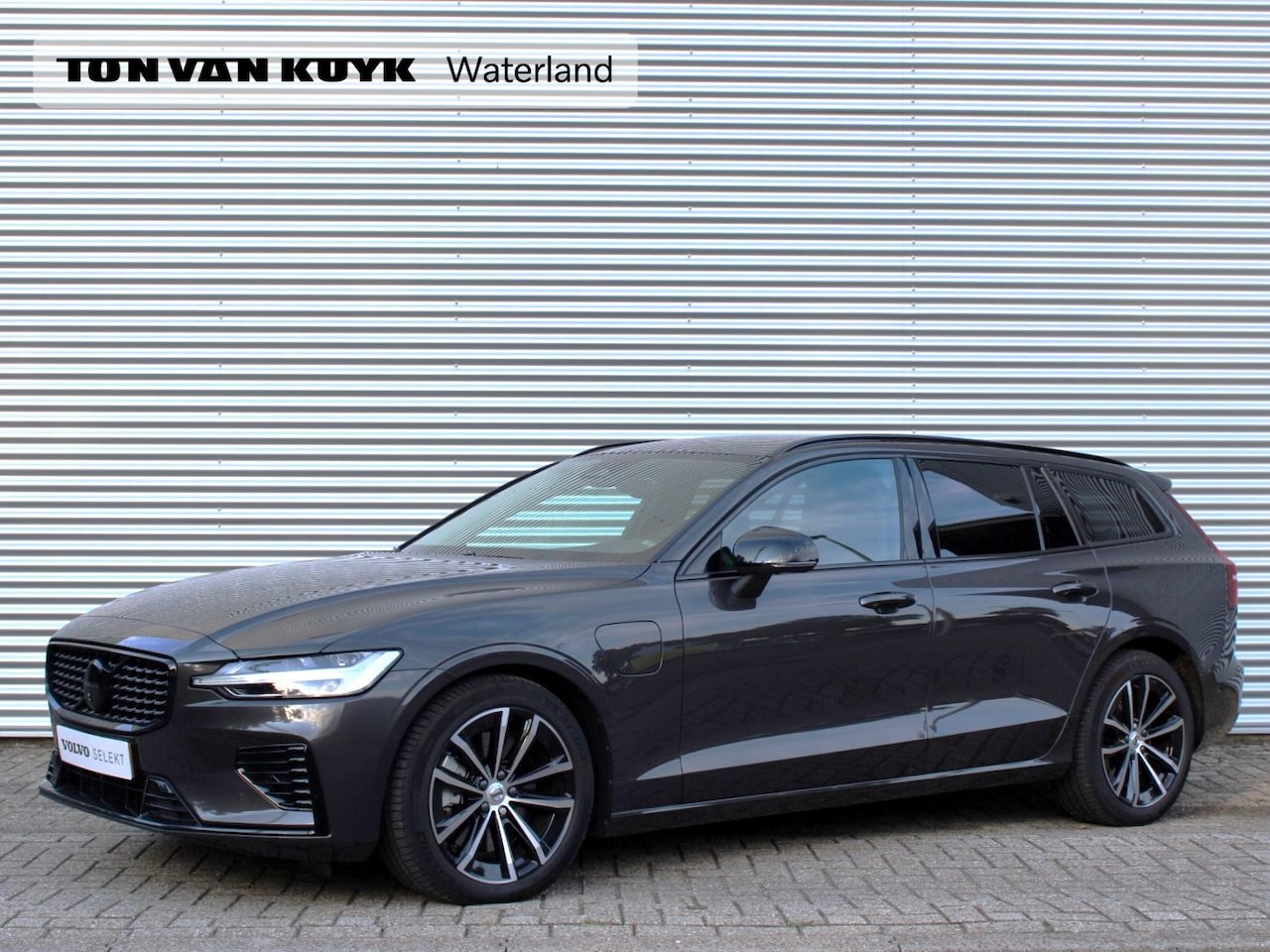 Volvo V60 - 2.0 T6 Plug-in hybrid AWD Plus Dark Automaat / 19" velgen / Harman Kardon / Privacy Glass - AutoWereld.nl