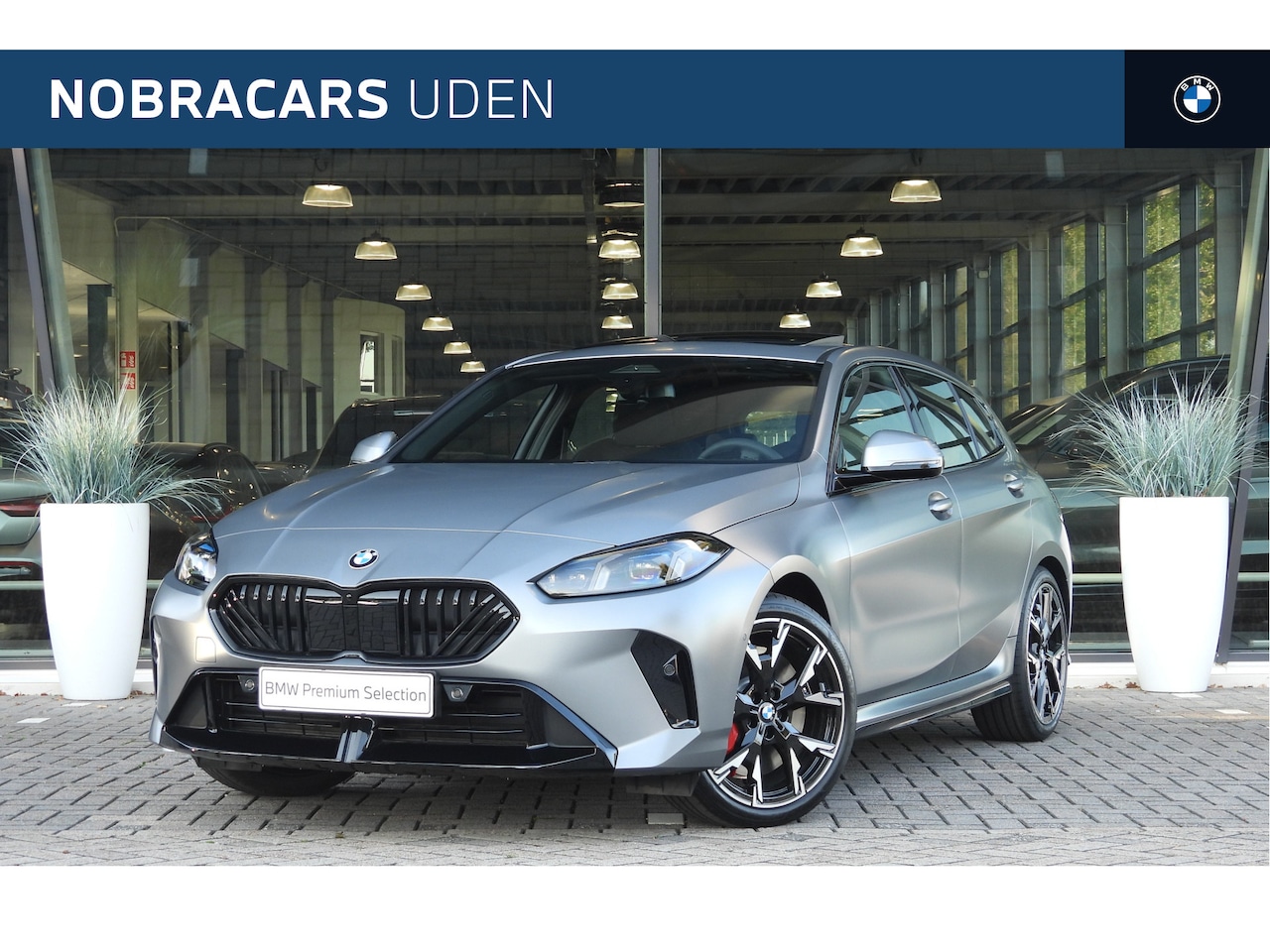 BMW 1-serie - 120 M Sport Automaat / Panoramadak / Sportstoelen / Achteruitrijcamera / M Adaptief onders - AutoWereld.nl