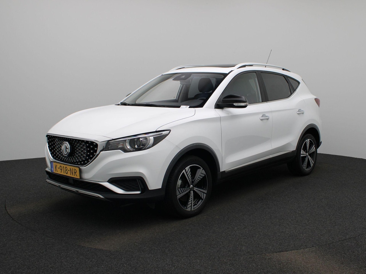 MG ZS - Luxury 45 kWh | 1e-Eigenaar | Leder | Navi | Panoramadak | Apple CarPlay | Camera | Adapti - AutoWereld.nl