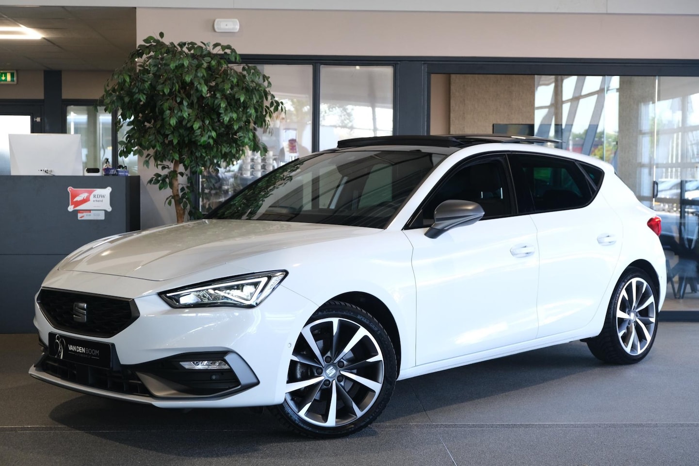 SEAT Leon - 1.5 eTSI FR 150PK DSG Pano Cam Navi Led ACC - AutoWereld.nl
