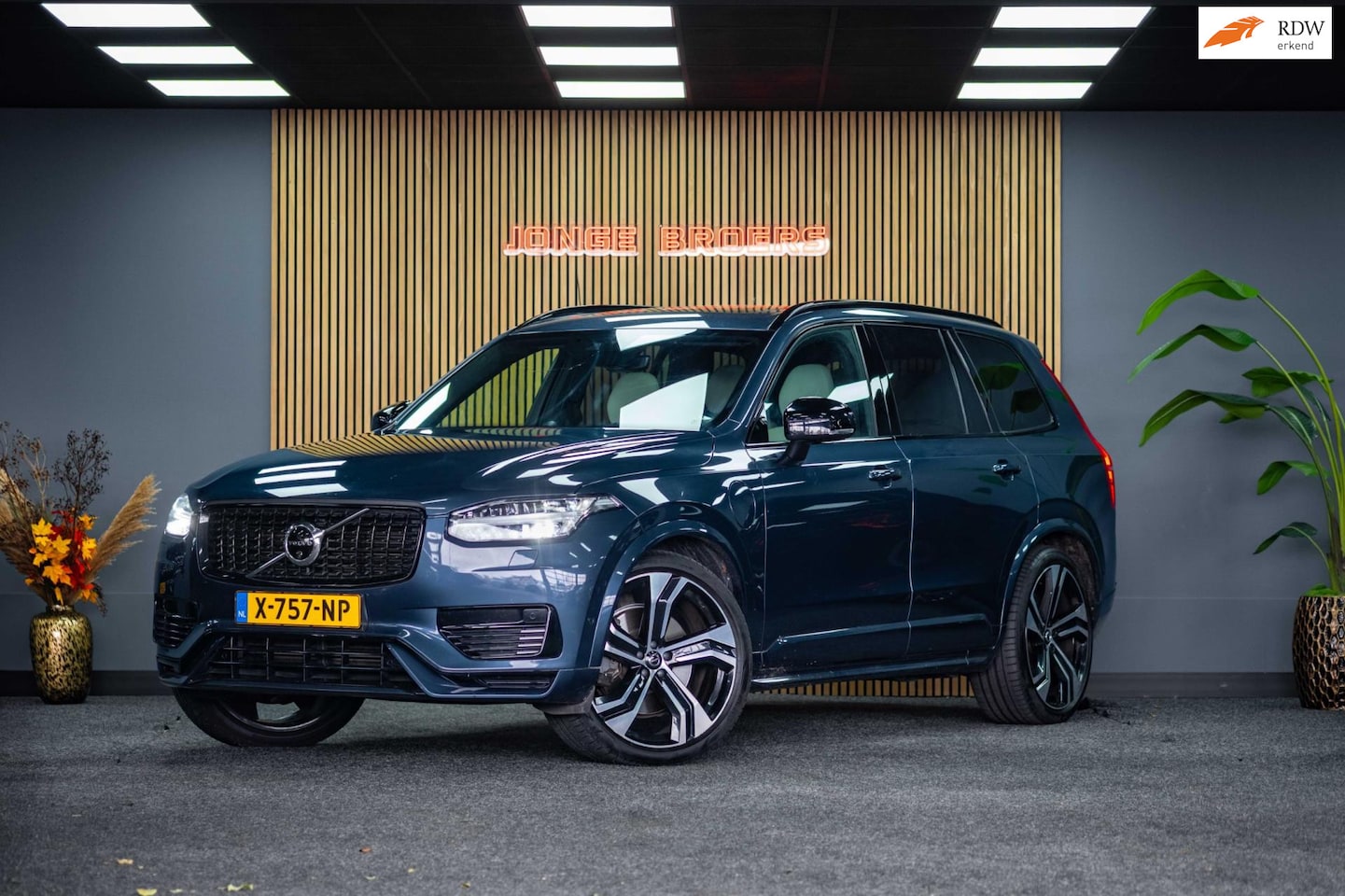 Volvo XC90 - 2.0 B6 AWD R-Design |Pano|B&W|7p - AutoWereld.nl