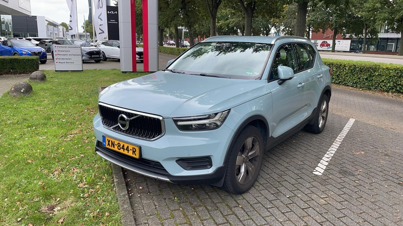 Volvo XC40 - 2.0 T4 Momentum | STOELVERWARMING | CAMERA | NAVIGATIE | CRUISECONTROL ADAPTIEF | DODEHOEK - AutoWereld.nl