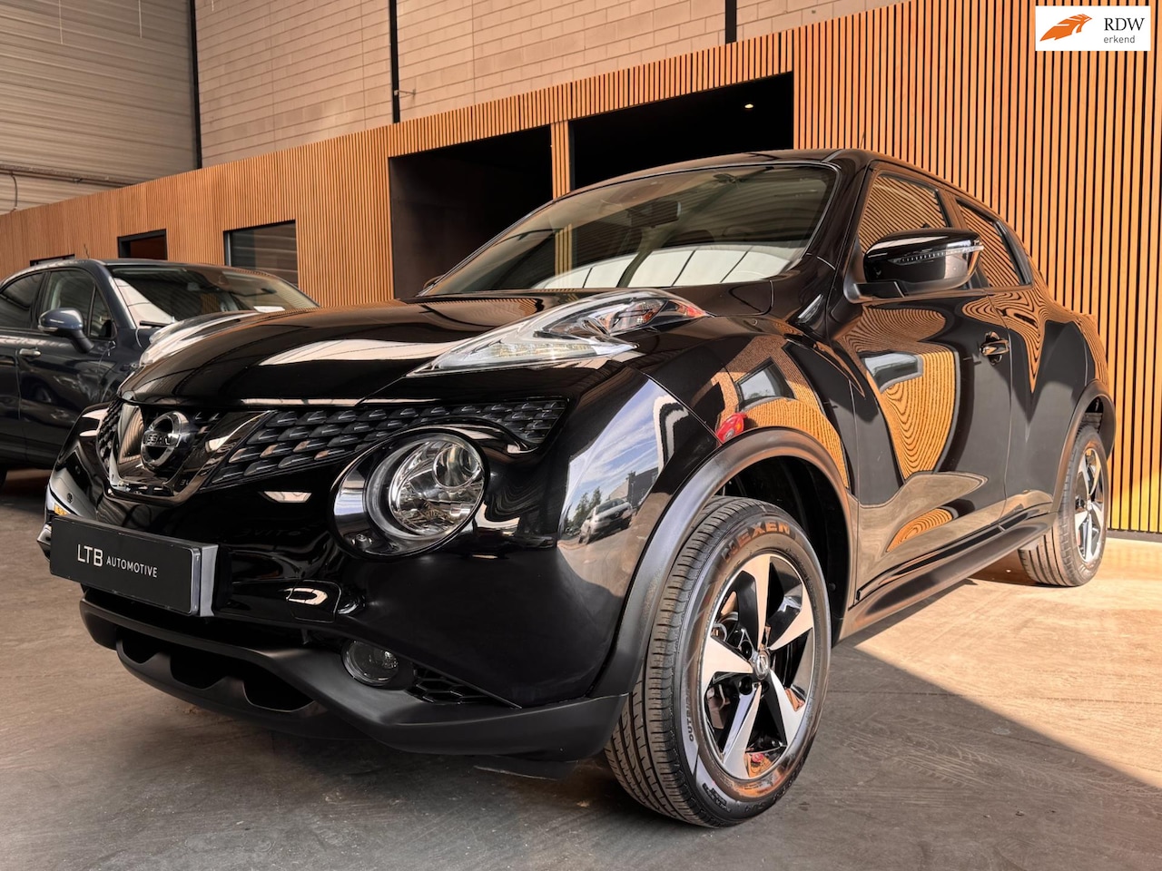 Nissan Juke - 1.6 Visia Automaat Camera|Airco|Cruise|Navi|Keyless - AutoWereld.nl