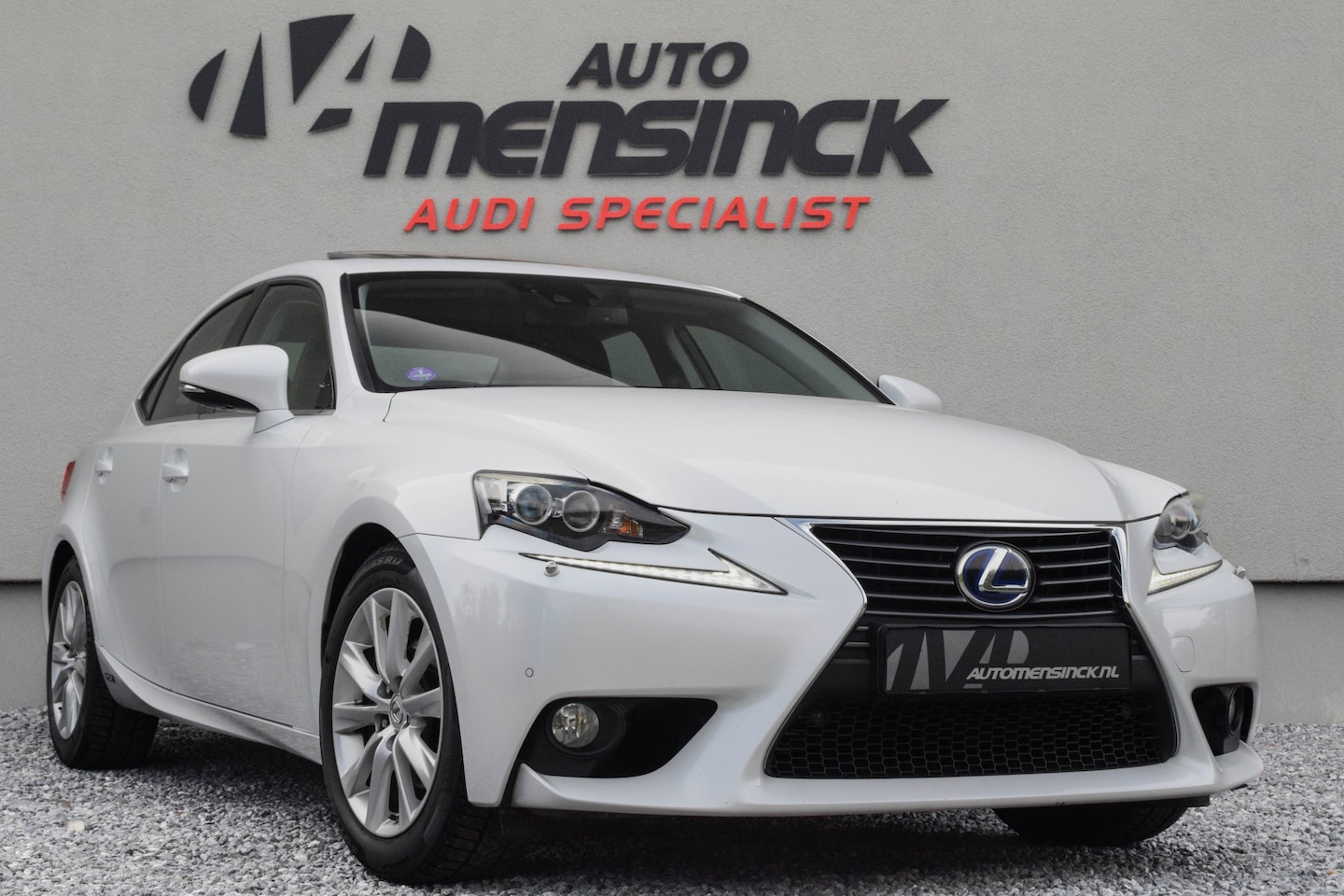 Lexus IS - 300h Business Line Pro / Leder/ Touch Navigatie/ Cruise Control/ Schuif-/kanteldak/ 133kW - AutoWereld.nl