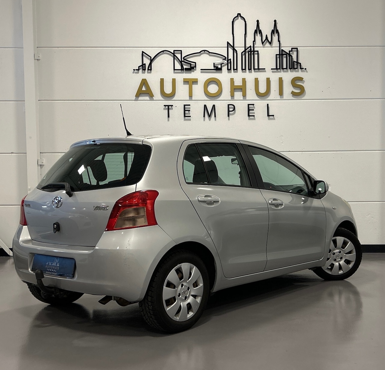 Toyota Yaris - 1.3 VVTi Sol MMT Automaat Airco 5Deurs Elekramen Isofix Trekhaak - AutoWereld.nl