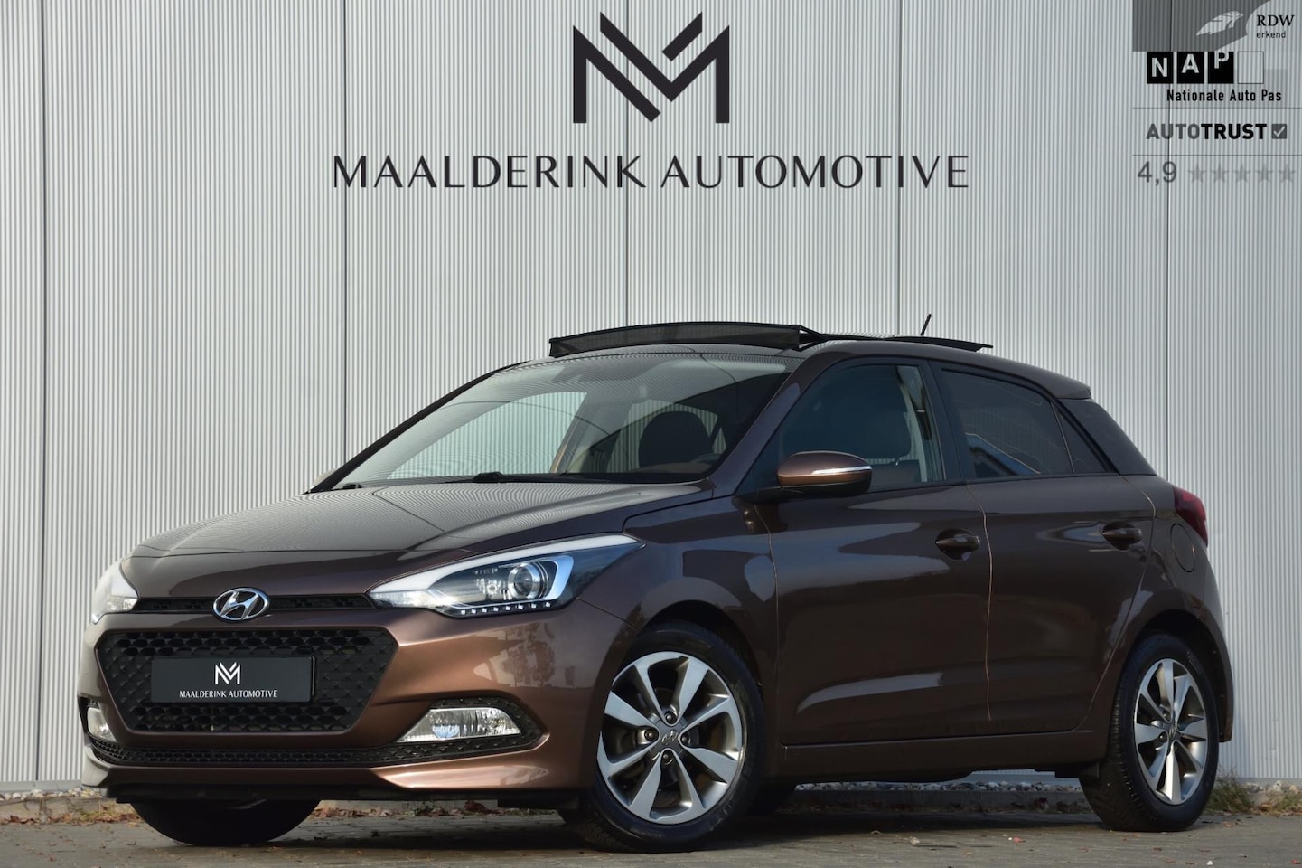 Hyundai i20 - 1.4 Automaat Premium Panodak, Parkeersensoren, Stoelverwarming, Stuurverwarming, Bluetooth - AutoWereld.nl