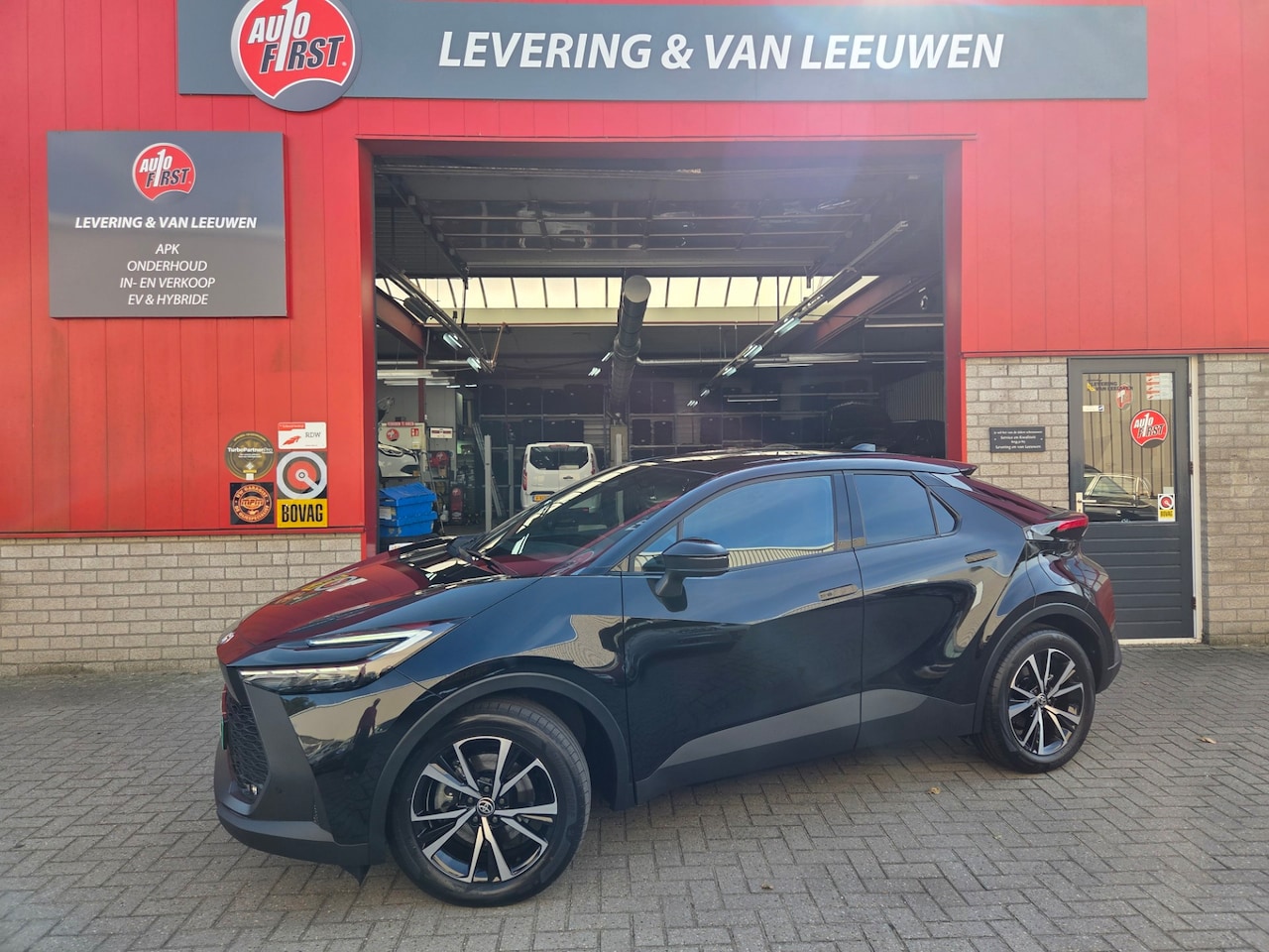 Toyota C-HR - 2.0 Plug-in Hybrid 220 Dynamic LM Velgen/ Verwarmde voorstoelen/ Parkeersensoren V+A/ Rijk - AutoWereld.nl