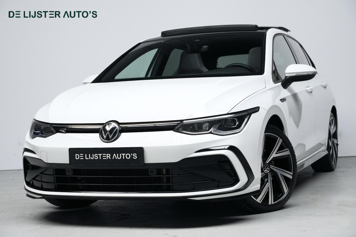Volkswagen Golf - 1.5 eTSI 3x R-Line Automaat | Pano-dak | CarPlay | Virtual| Acc | Stoel + Stuurverwarming - AutoWereld.nl