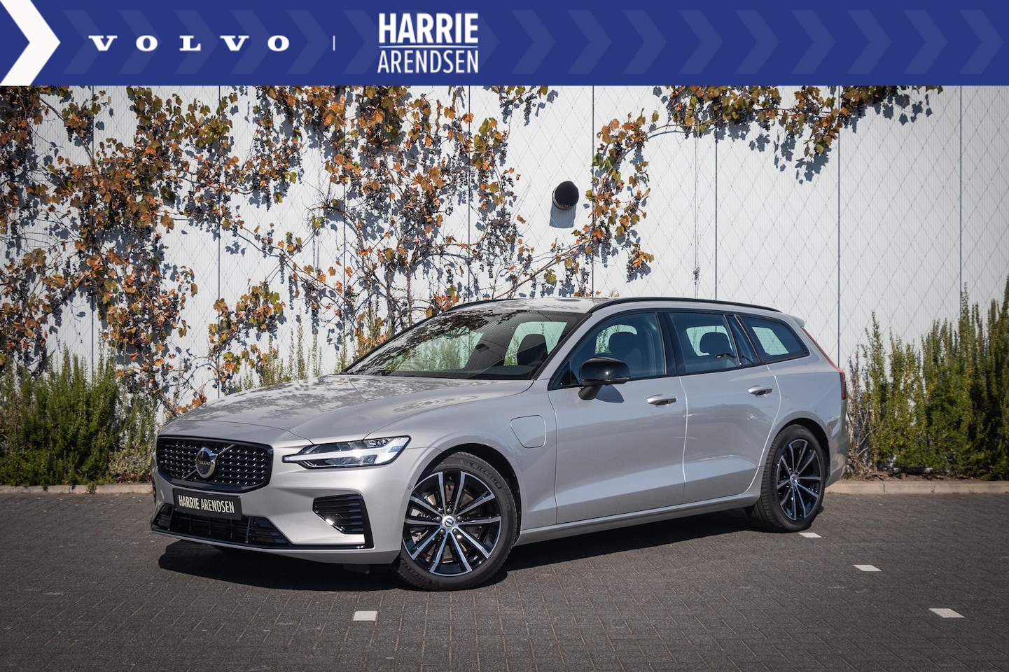 Volvo V60 - 2.0 T6 Plug-in hybrid AWD Plus Dark | Trekhaak | 360 Graden camera | Harman Kardon audio | - AutoWereld.nl