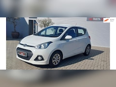 Hyundai i10 - 1.0i FiFA World cup edition , airco, stoel verwarming, cruise control, stuur verwarming en