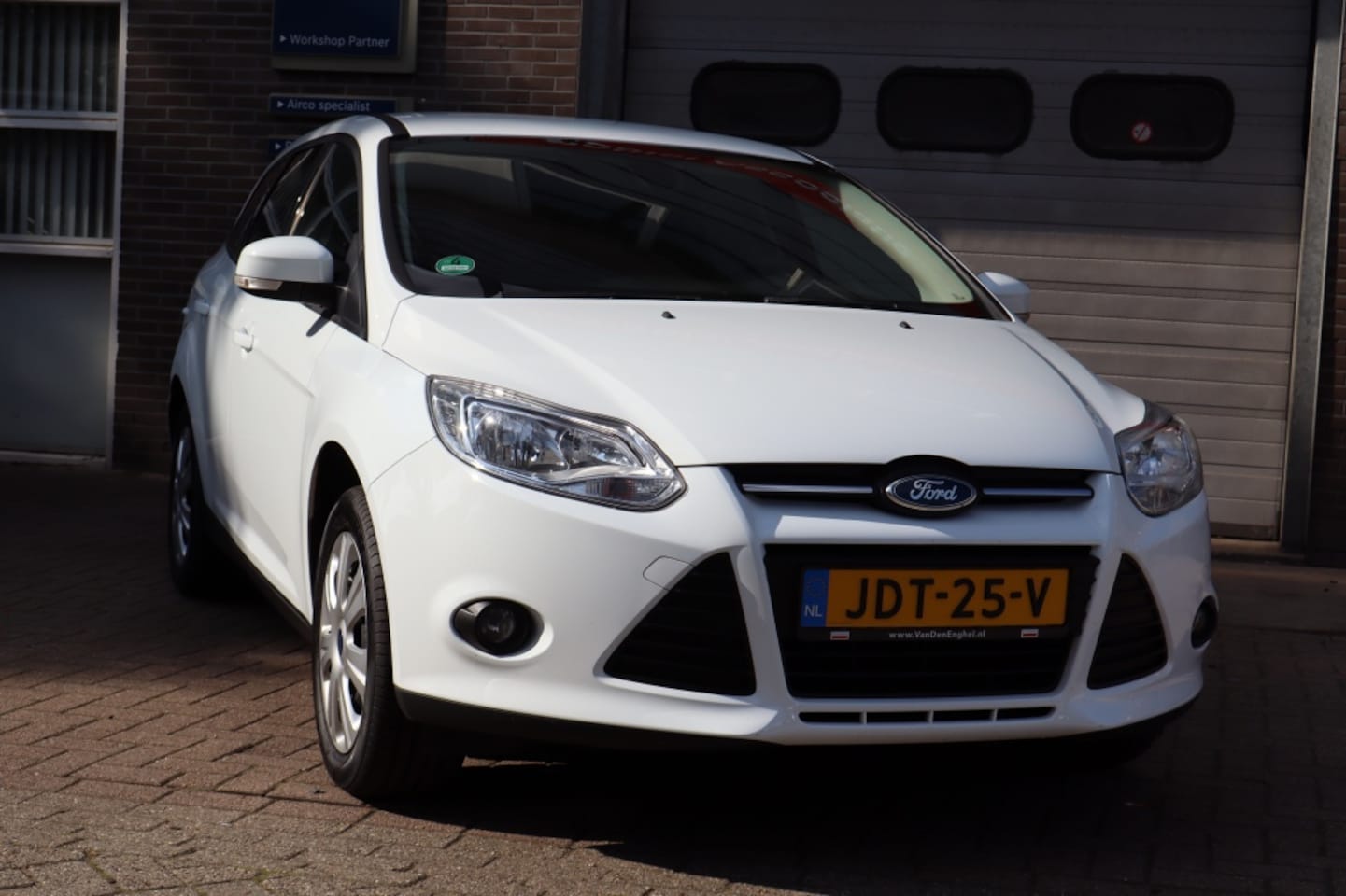 Ford Focus Wagon - 1.0 EcoB. Titanium - AutoWereld.nl